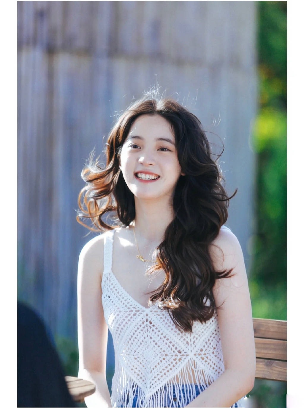 欧阳娜娜云南被拍 一头蓬松卷发如梦幻仙女