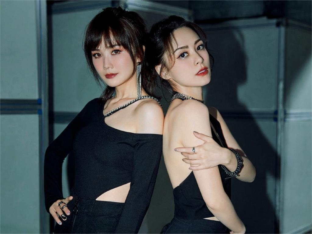 Twins黑白合体大片公开 秀香肩美背画面养眼