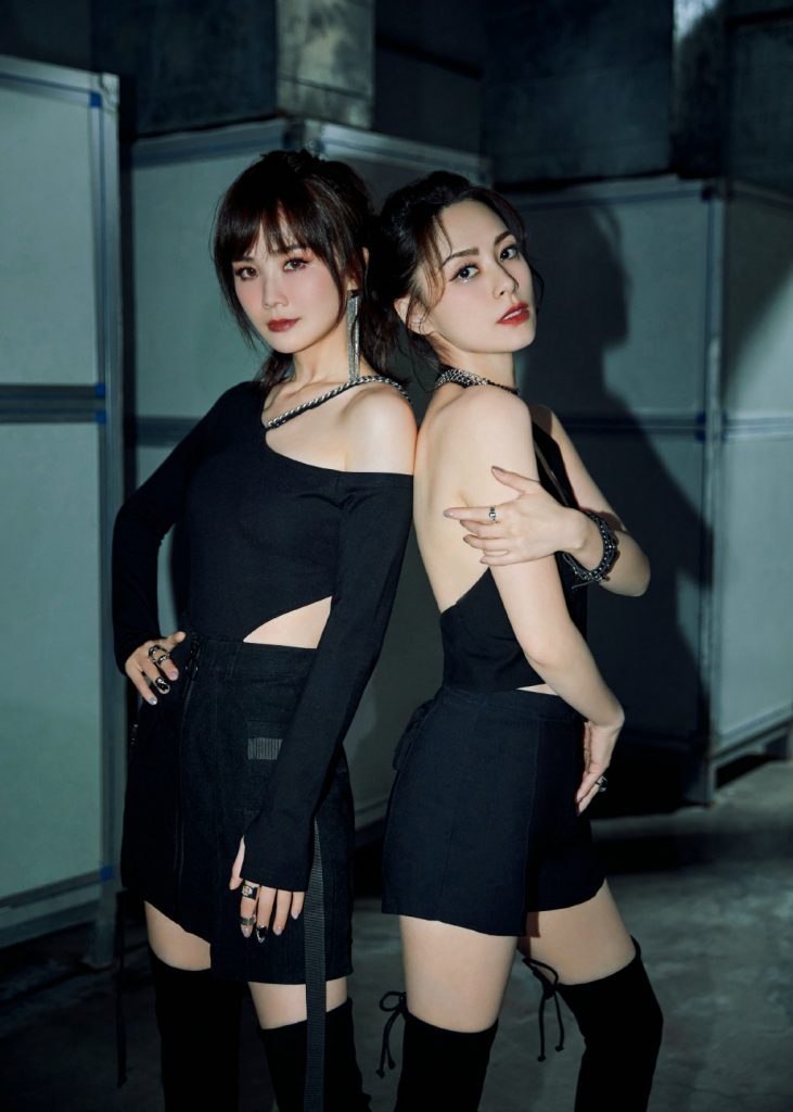 Twins黑白合体大片公开 秀香肩美背画面养眼
