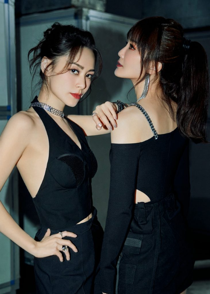 Twins黑白合体大片公开 秀香肩美背画面养眼