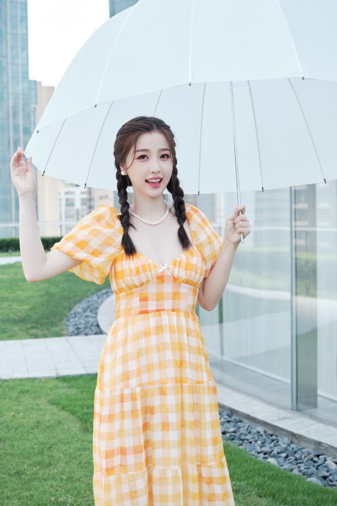 明媚少女！虞书欣扎双麻花辫穿格纹小黄裙