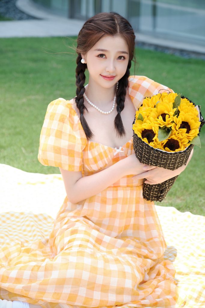 明媚少女！虞书欣扎双麻花辫穿格纹小黄裙