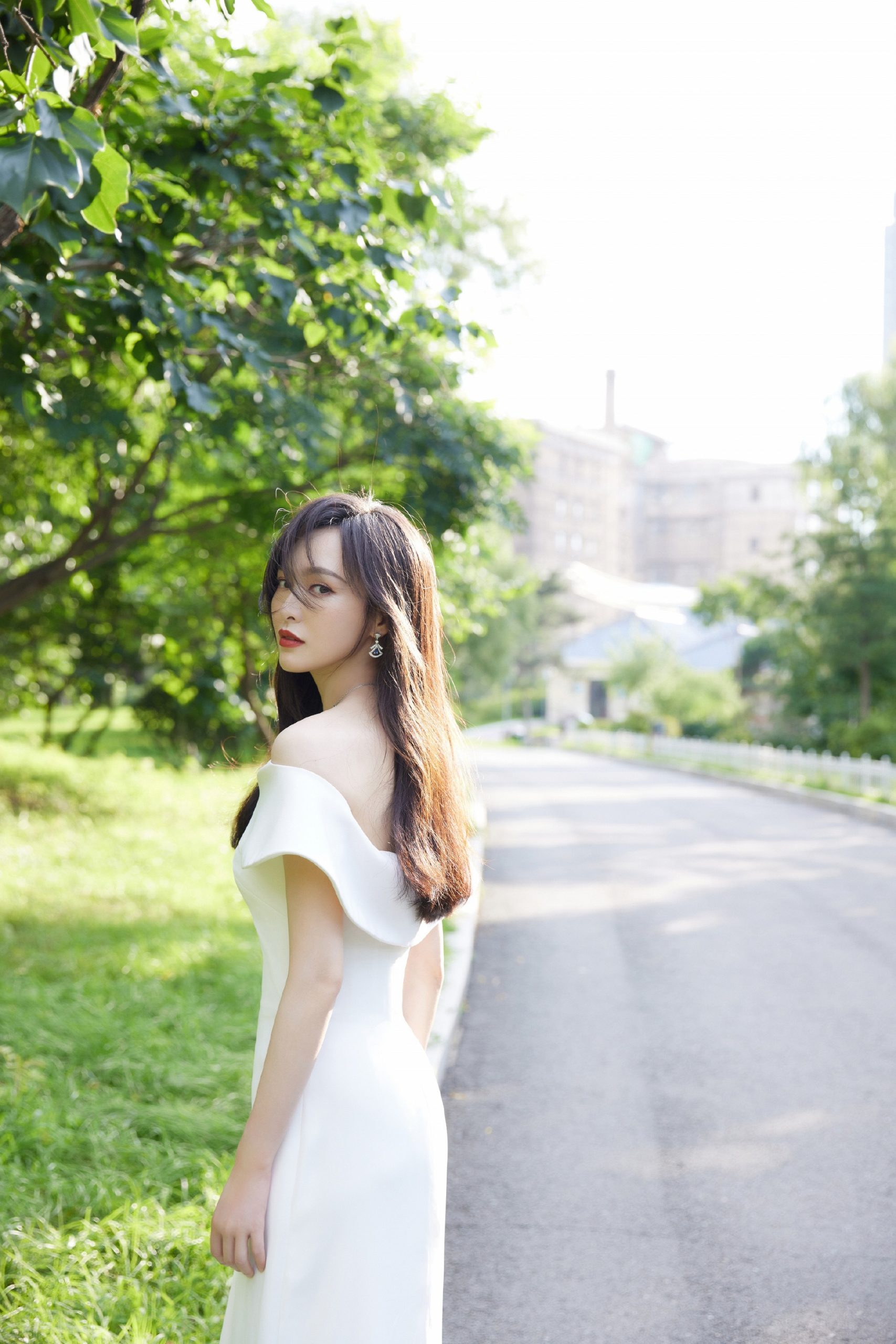 唐嫣披长发穿修身白裙秀S曲线 女神范十足