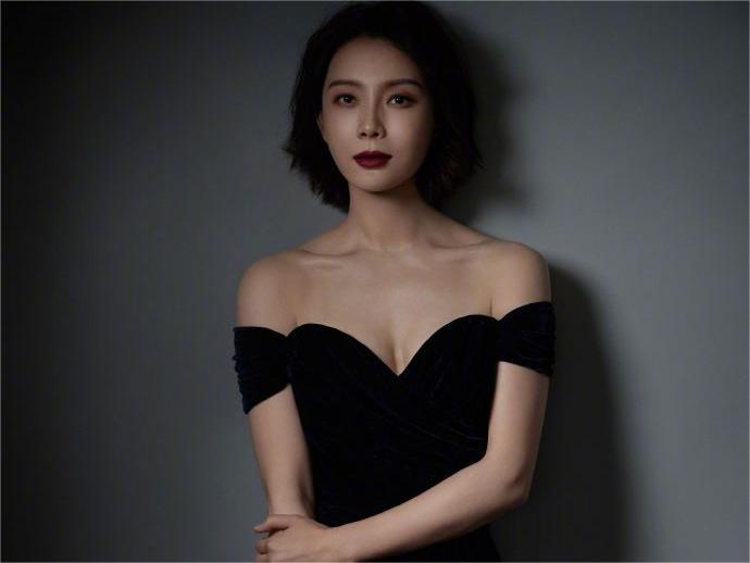 陈数穿黑色抹胸裙身材尽显 配红唇又美又飒