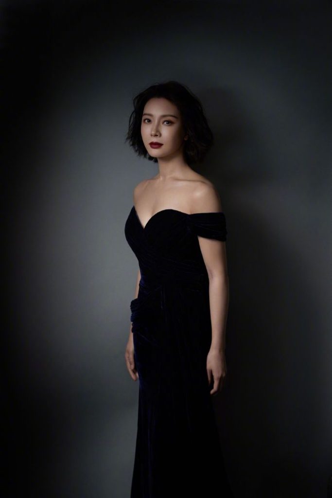 陈数穿黑色抹胸裙身材尽显 配红唇又美又飒