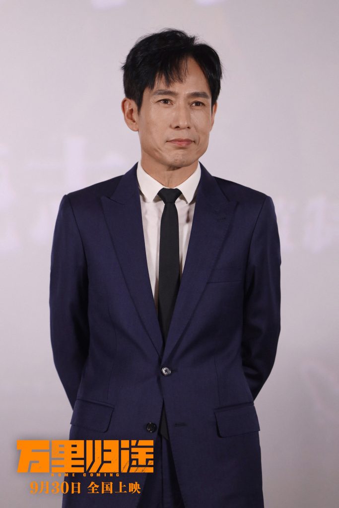《万里归途》首映口碑获赞，还原外交官撤侨幕后 被张译戳中泪点，观众：真实代入，又震撼又感动
