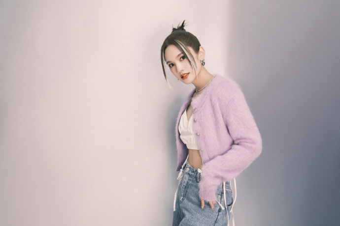 杨丞琳吊带外搭针织衫 可盐可甜时尚感强 