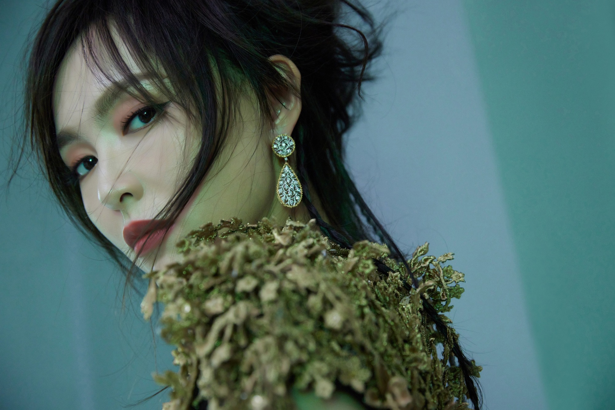 唐嫣穿金色礼裙华美精致 