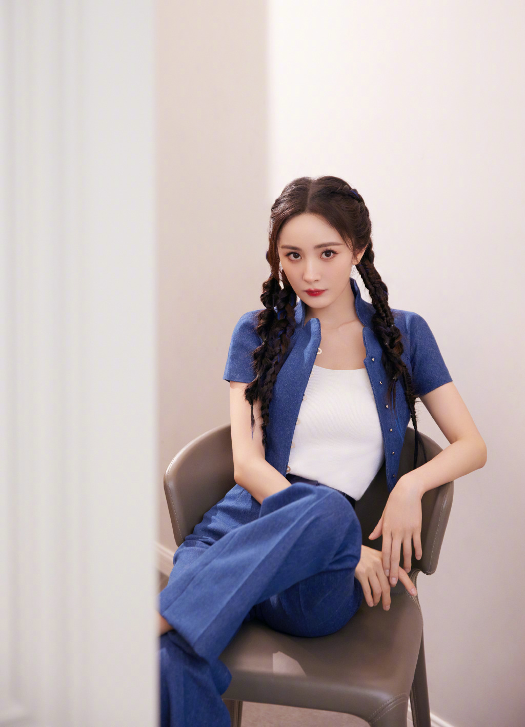 杨幂穿蓝色套装清爽干练 眼神霸气似女王 