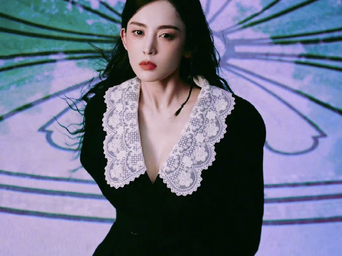 娜扎杂志封面流光溢彩 穿吊带尽显好身材 
