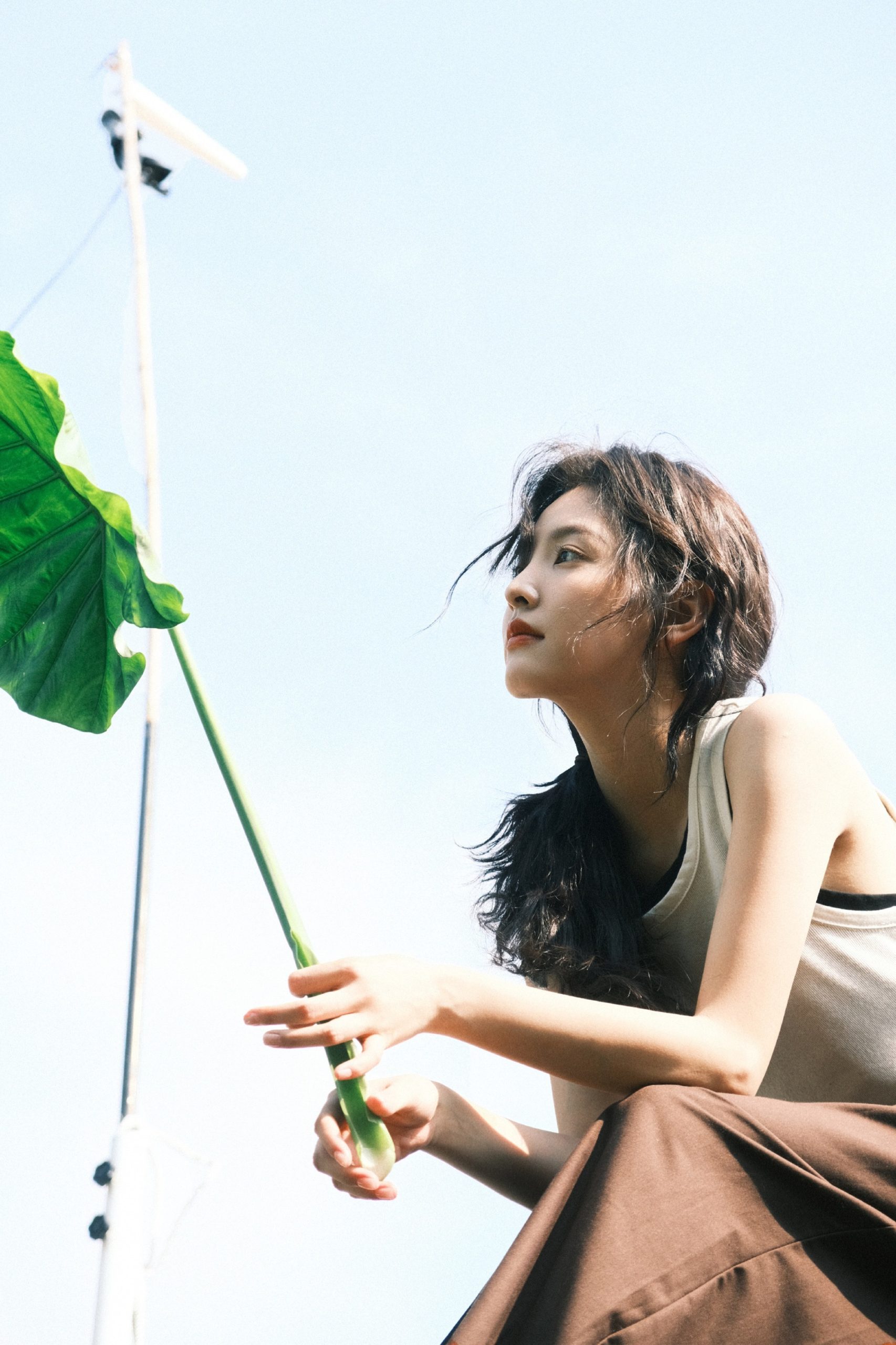 章若楠清新夏末写真 手执绿叶氧气感十足 