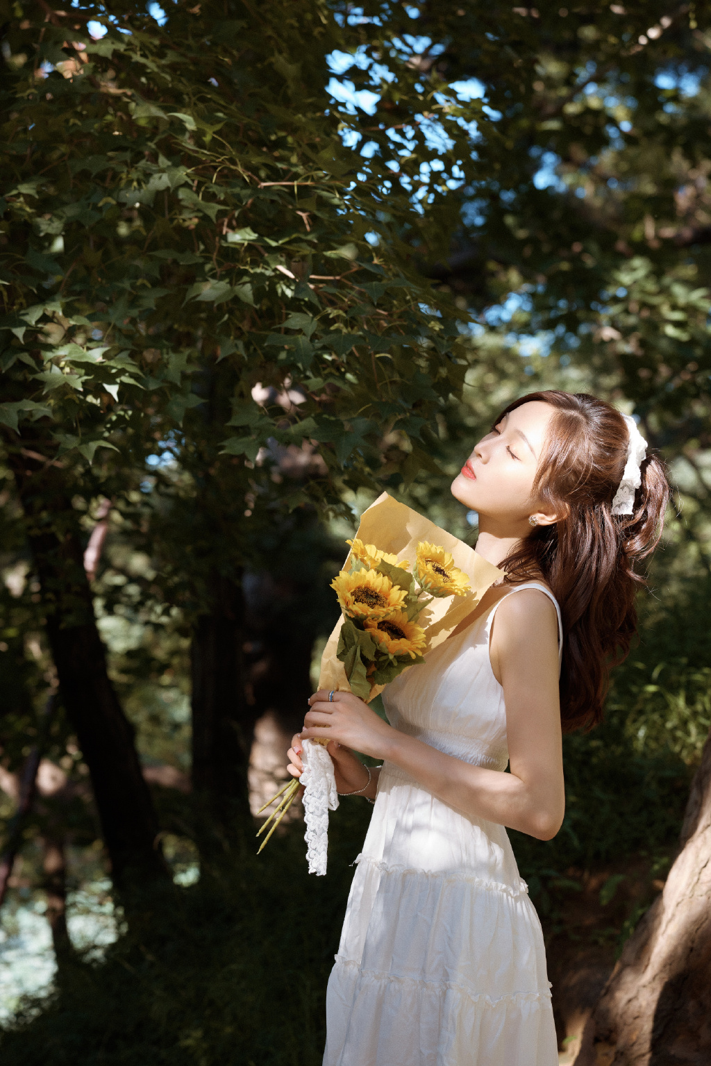 吴宣仪晒照穿白色吊带裙 置身林间好甜美 