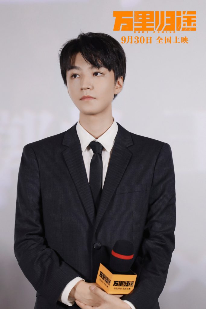 《万里归途》首映口碑获赞，还原外交官撤侨幕后 被张译戳中泪点，观众：真实代入，又震撼又感动