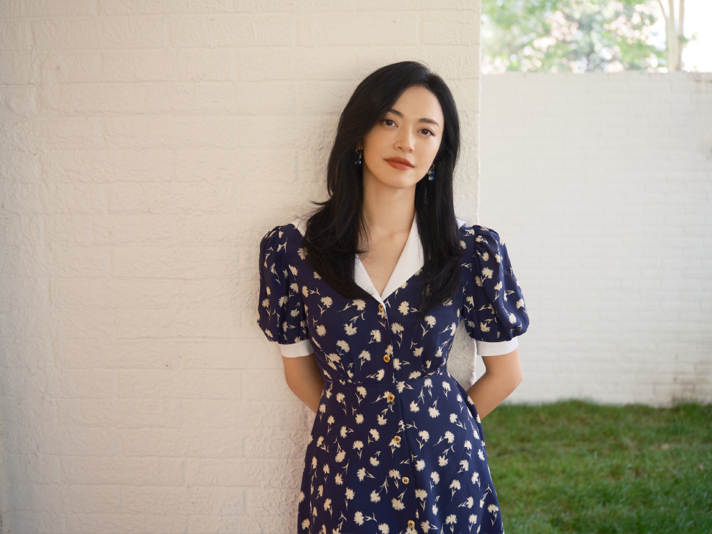 姚晨穿碎花裙露美腿 披长发笑容灿烂 