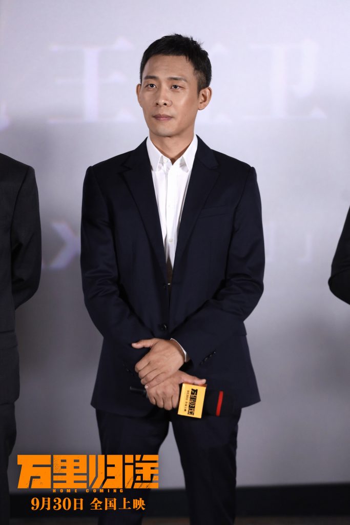 《万里归途》首映口碑获赞，还原外交官撤侨幕后 被张译戳中泪点，观众：真实代入，又震撼又感动