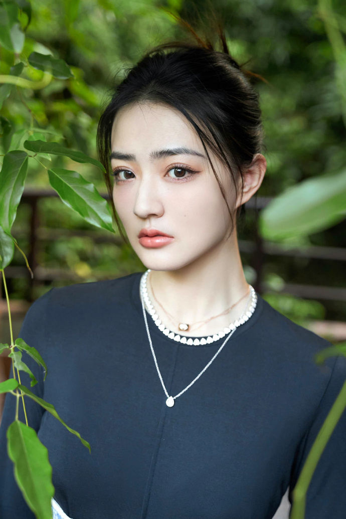 徐璐新写真五官精致抗打 个性穿搭时尚减龄 