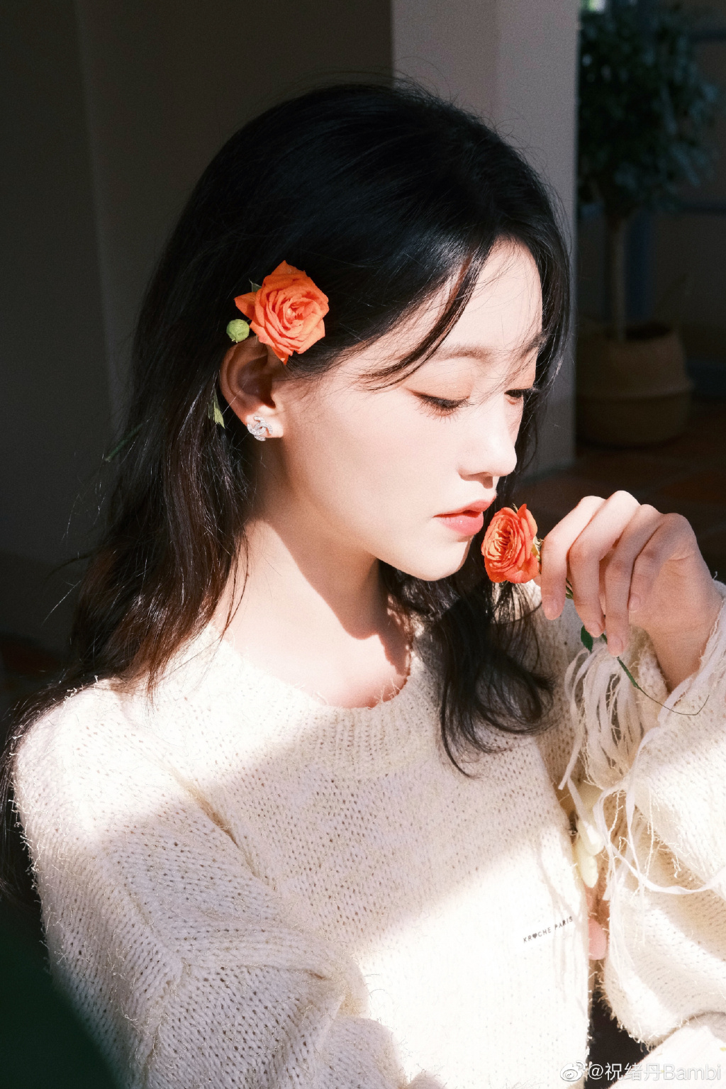 祝绪丹晒9月美图 手拿鲜花人比花娇 