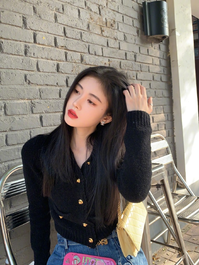 鞠婧祎晒秋日美照 不惧镜头怼脸五官精致 