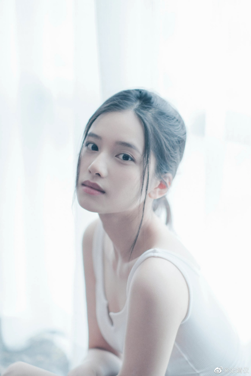 张婧仪晒氧气感写真 五官精致抗打侧颜优越 