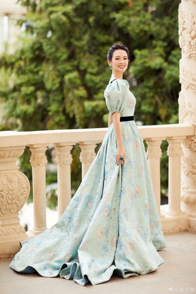 章子怡珠宝写真端庄矜贵 蓝色碎花礼服添彩 