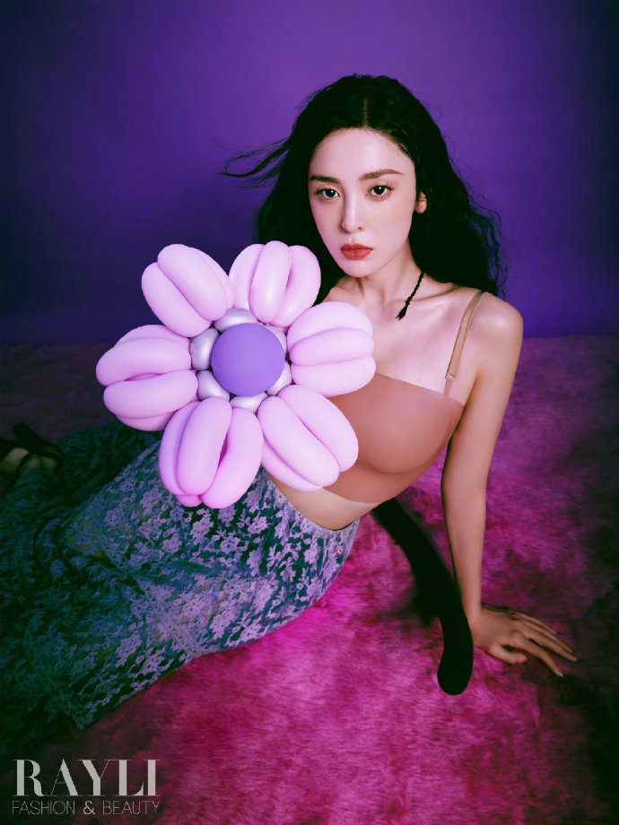 娜扎杂志封面流光溢彩 穿吊带尽显好身材 