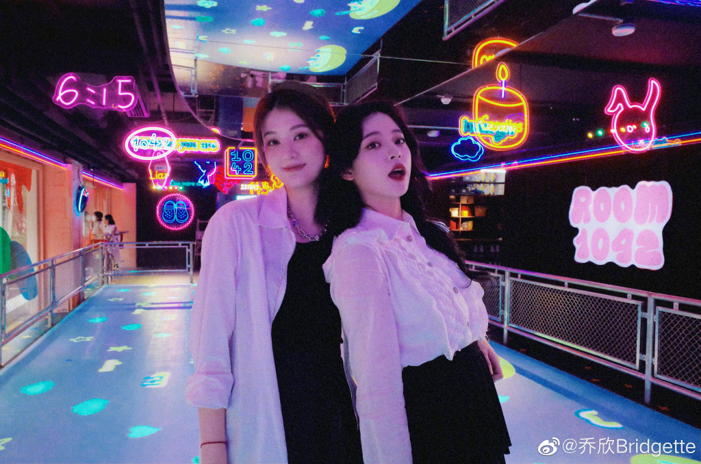  乔欣晒与欧阳娜娜合照 美女可爱贴贴超养眼