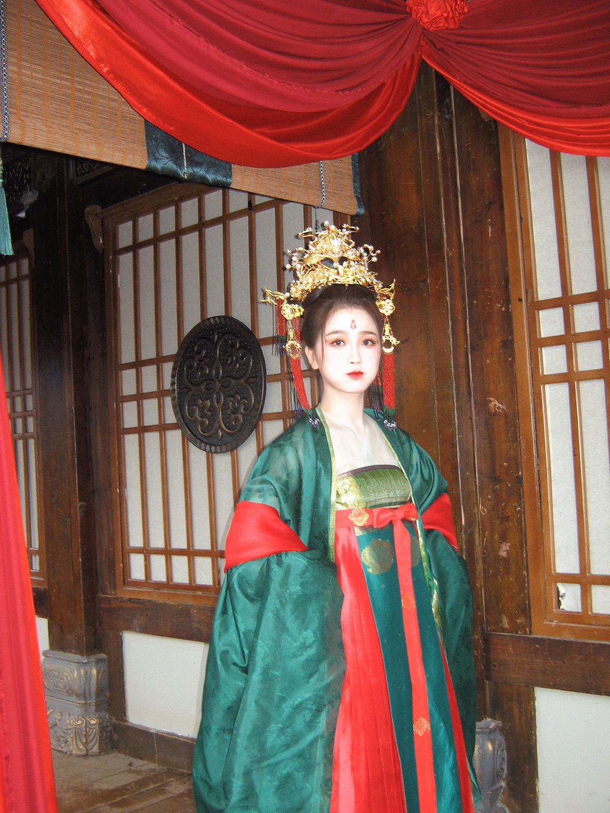 虞书欣新剧大婚花絮照 皮肤白皙戏服精美 