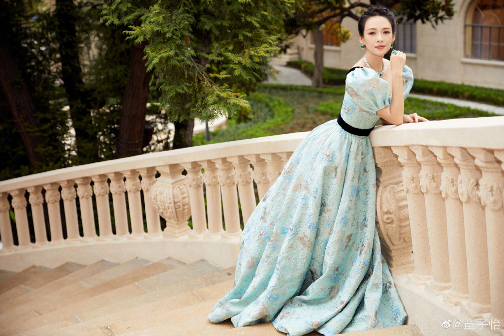章子怡珠宝写真端庄矜贵 蓝色碎花礼服添彩 