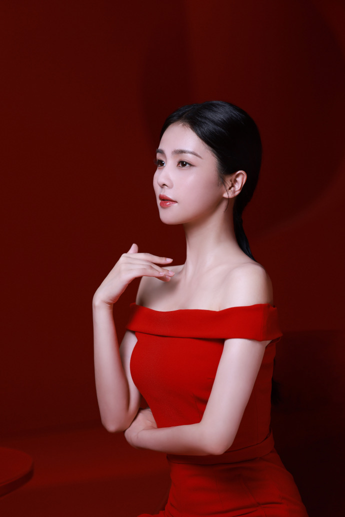 白鹿穿红裙气质优雅 举手投足间尽显端庄 