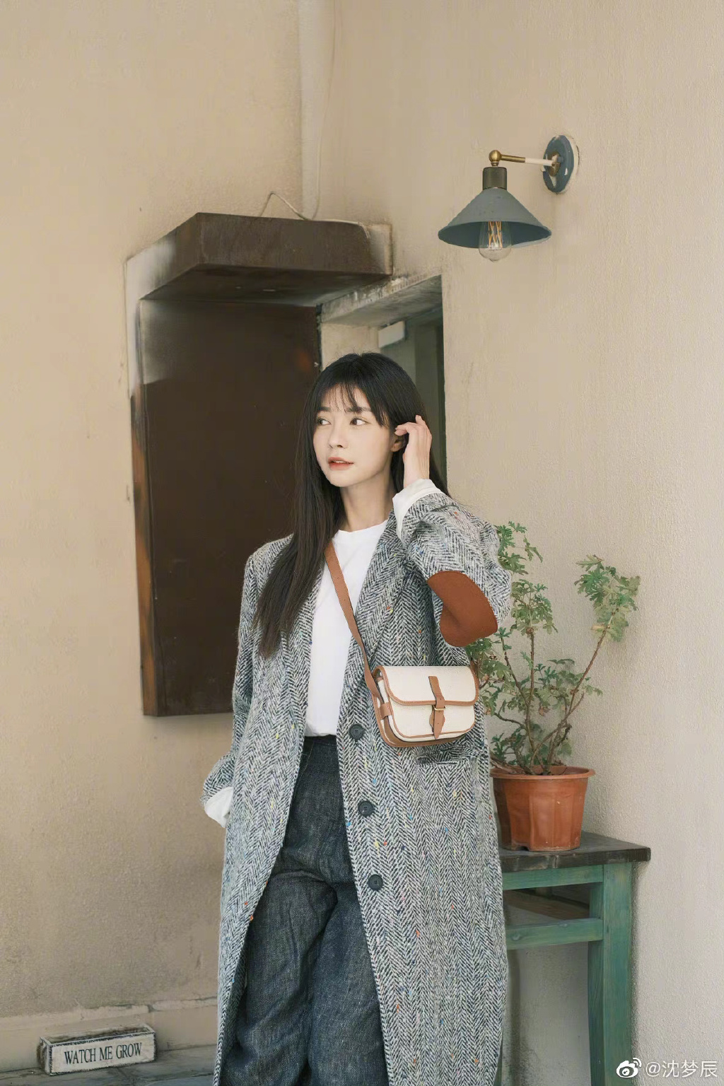 沈梦辰晒照示范秋日穿搭 露出白皙美腿 