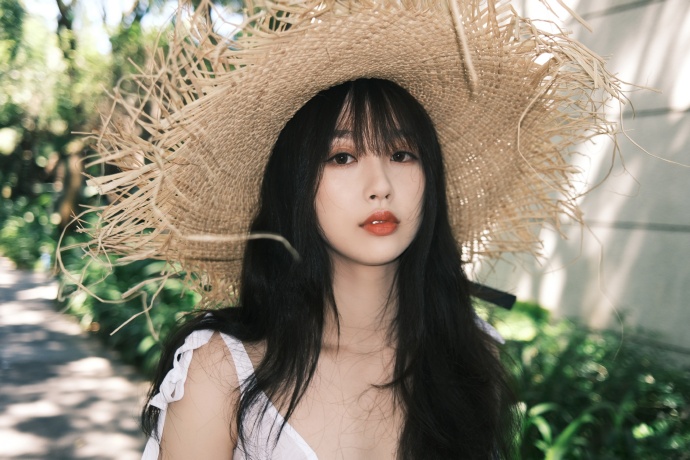 虞书欣晒清新夏日写真 表情搞怪俏皮好可爱
