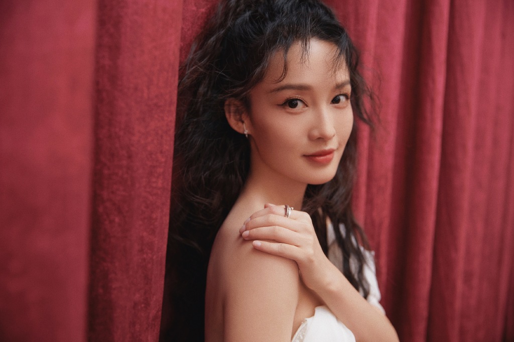 李沁穿抹胸裙秀完美身材 直视镜头眼神放电