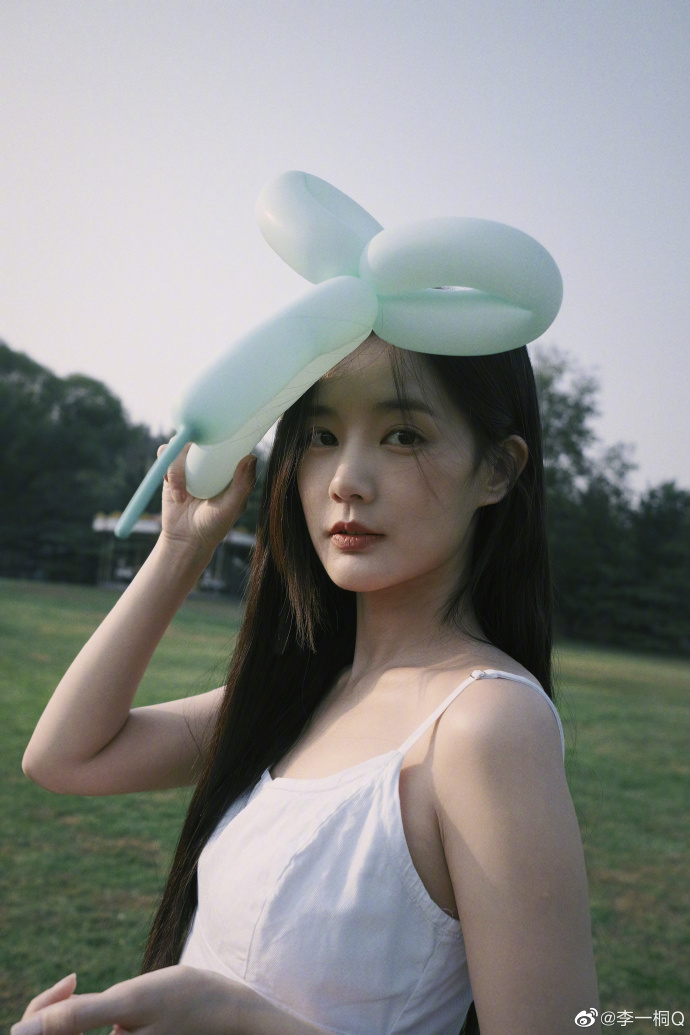 李一桐晒与羊驼合拍照 穿吊带白裙笑容灿烂 