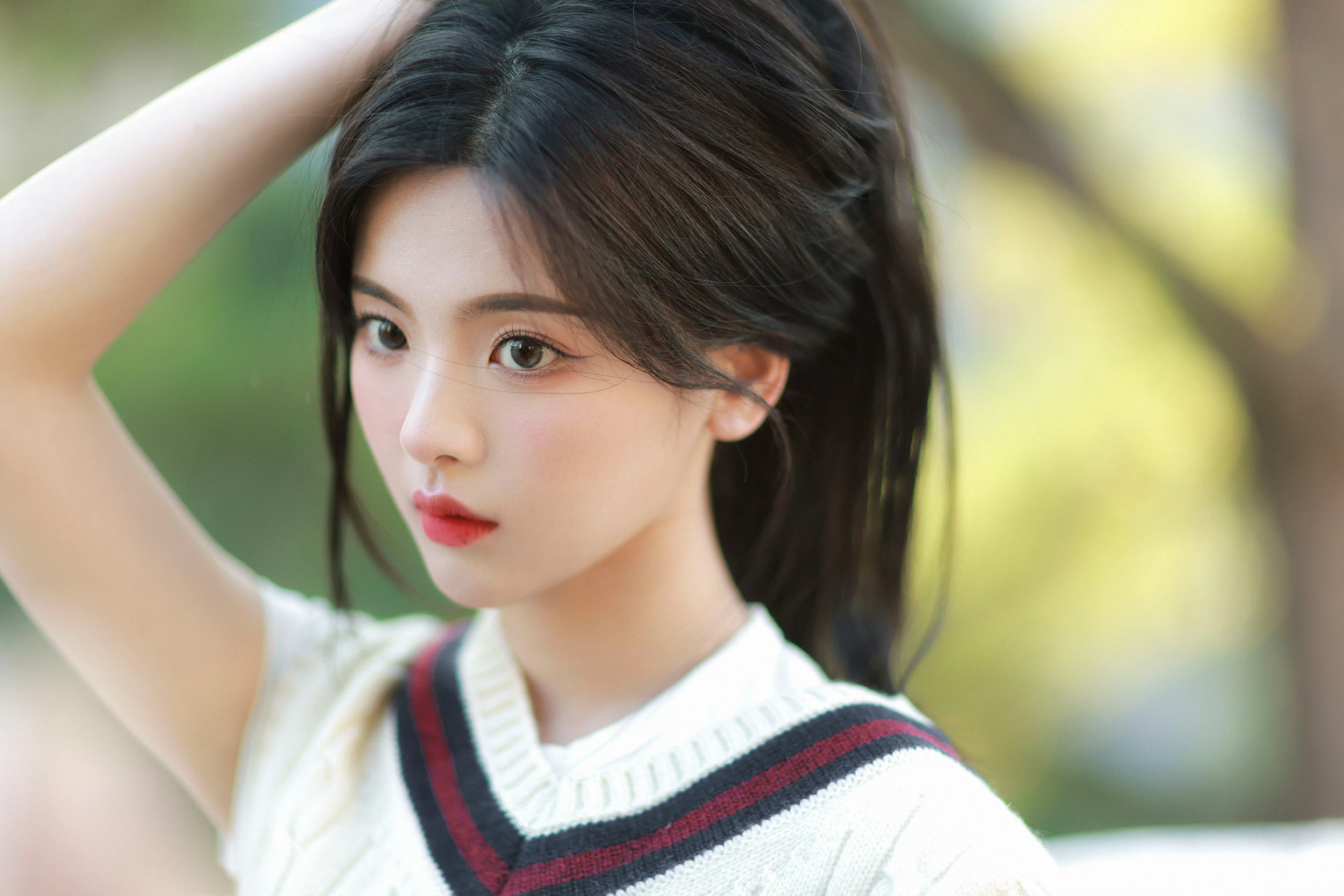 杨超越少女感随拍曝光 手扎马尾青春洋溢 