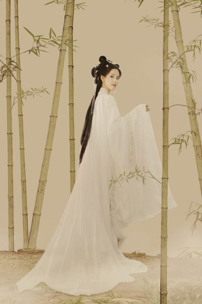 陈都灵古风写真公开 举手投足间尽显温婉 