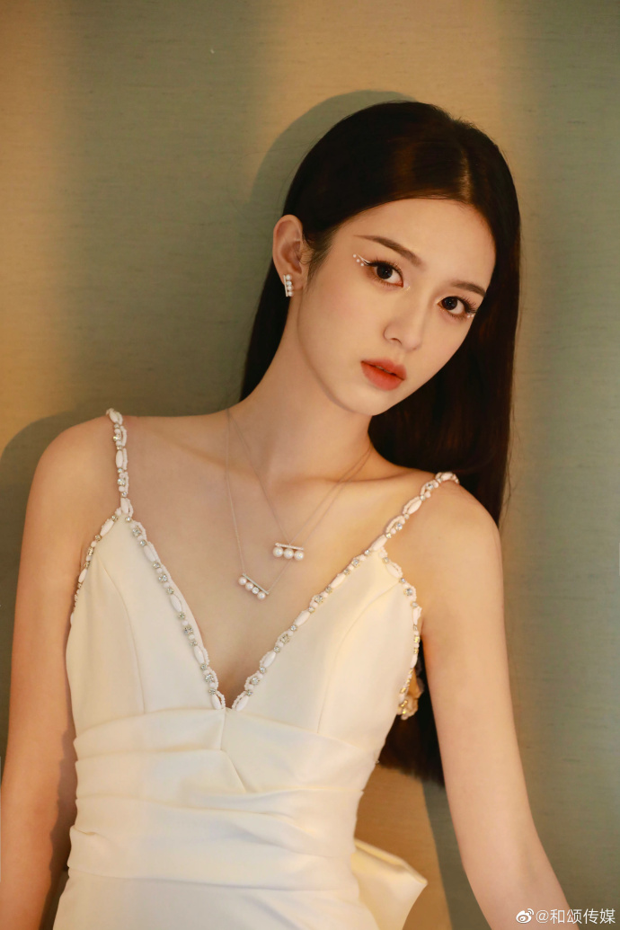 周也出席活动如富家小姐 珍珠眼尾妆有新意 