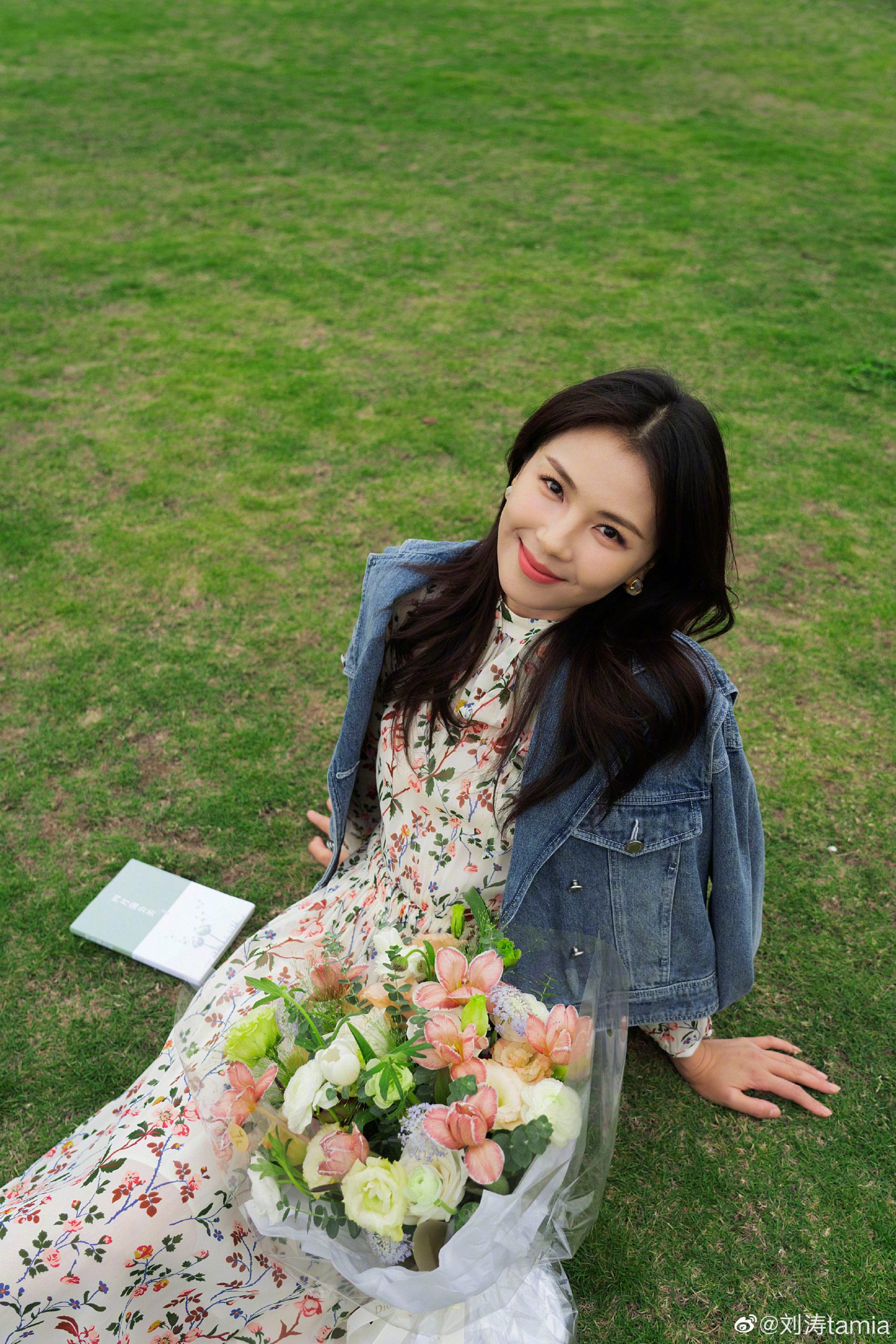 刘涛草地里穿碎花裙 怀抱鲜花温柔美好 