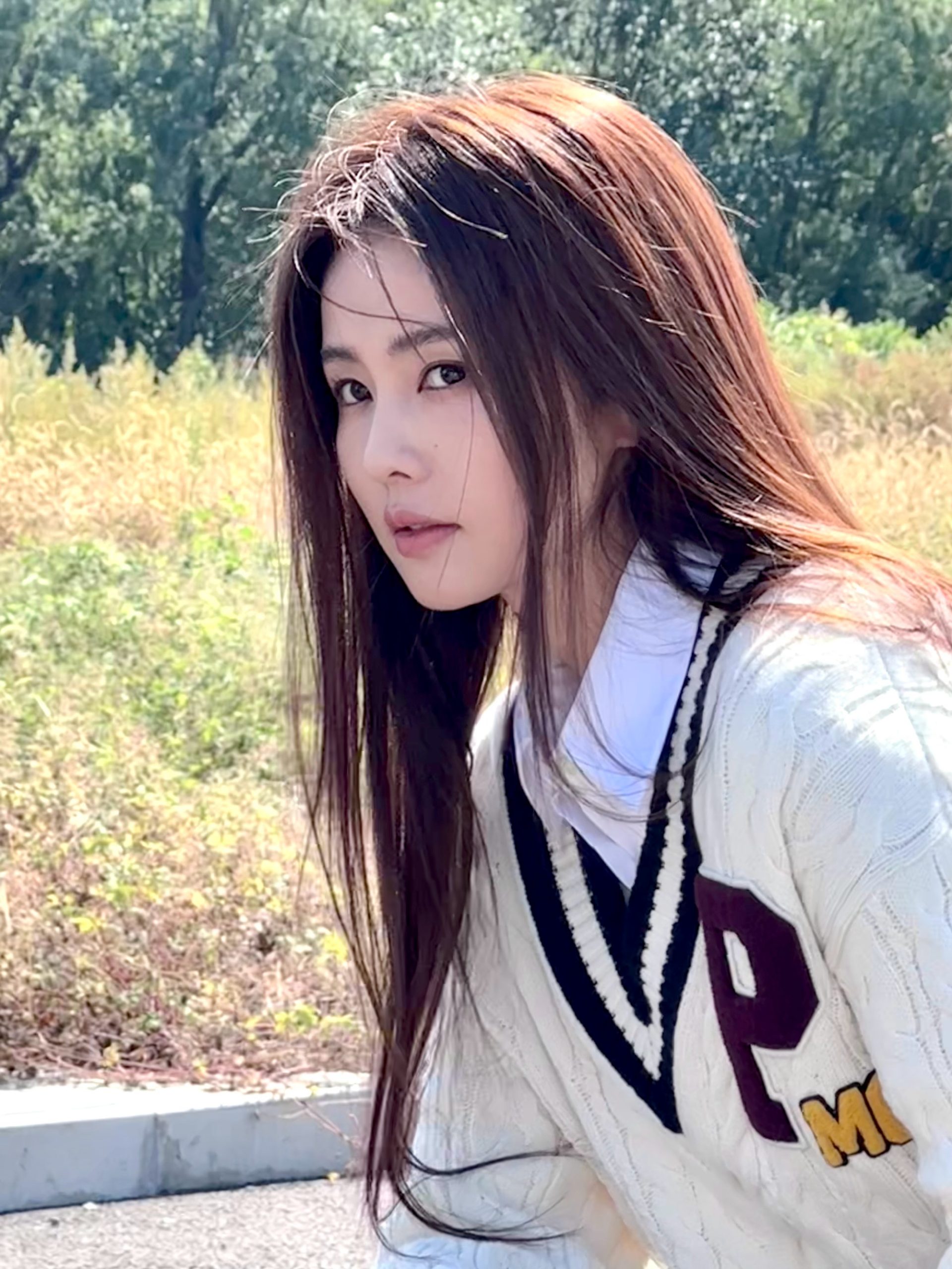 白鹿晒日常美照长发飞舞 半脱外套浅露香肩 