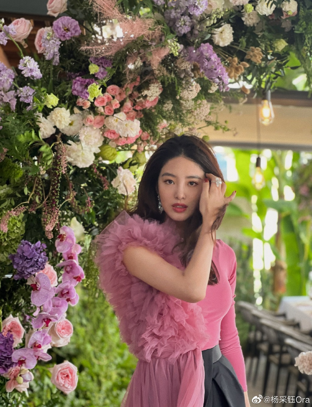 杨采钰晒美照庆生 头戴花环笑容甜美 