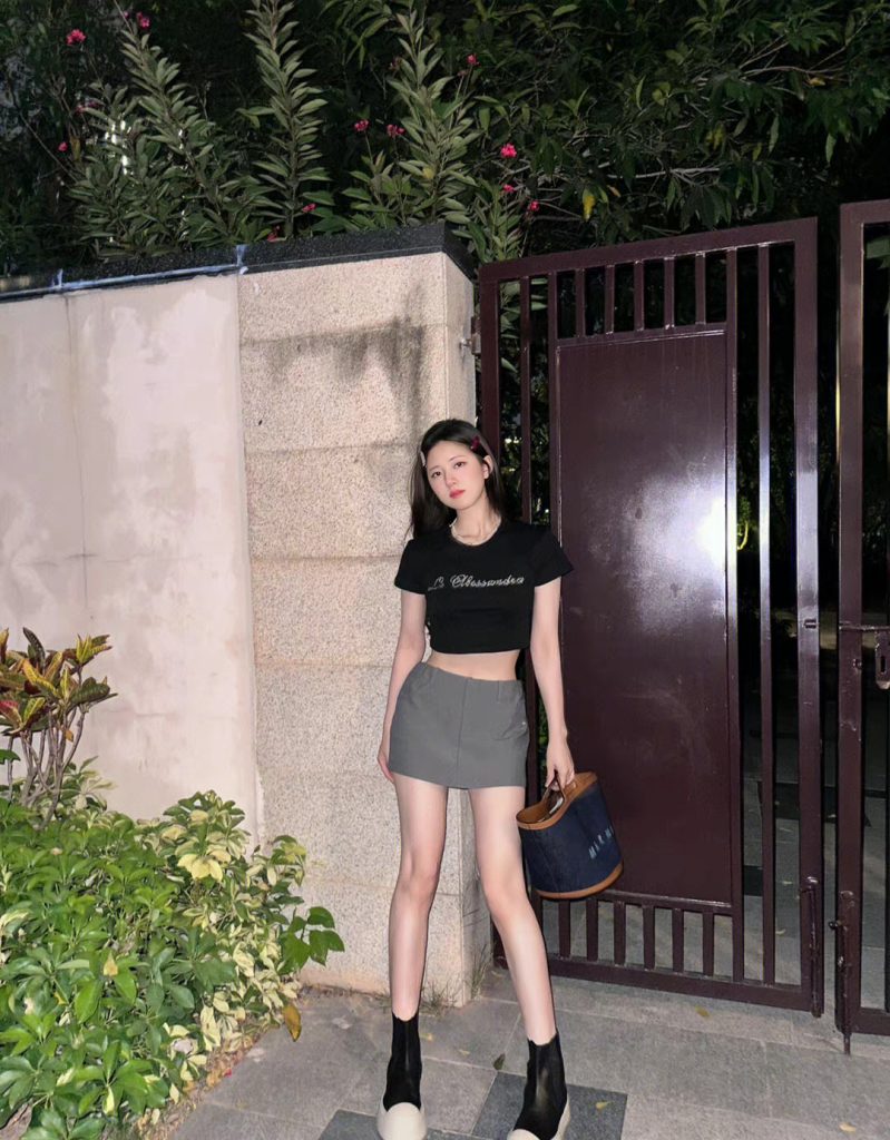赵露思换辣妹穿搭 长腿细腰马甲线太养眼 