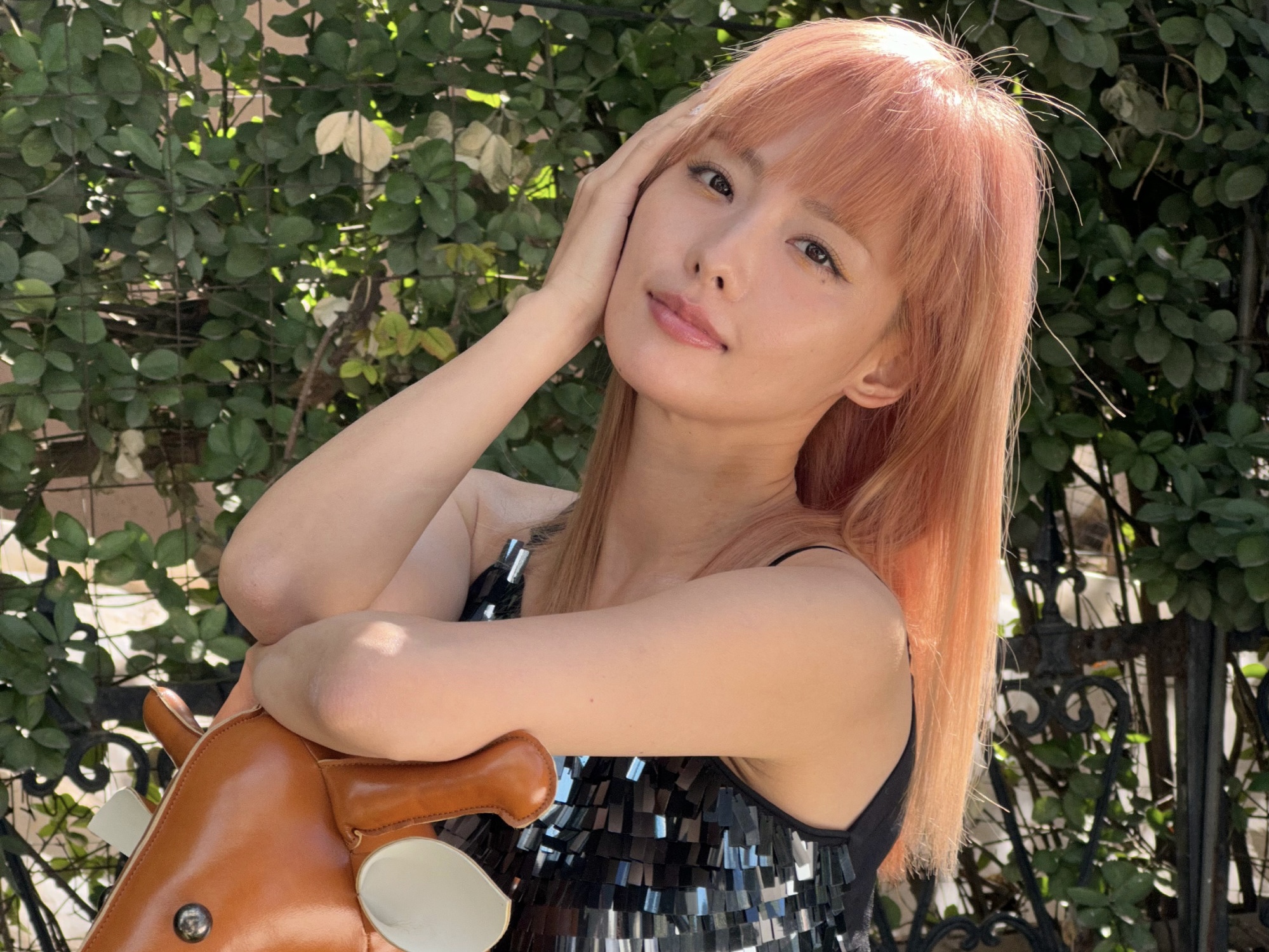 张嘉倪晒户外美照 齐刘海粉发漫画感满满 