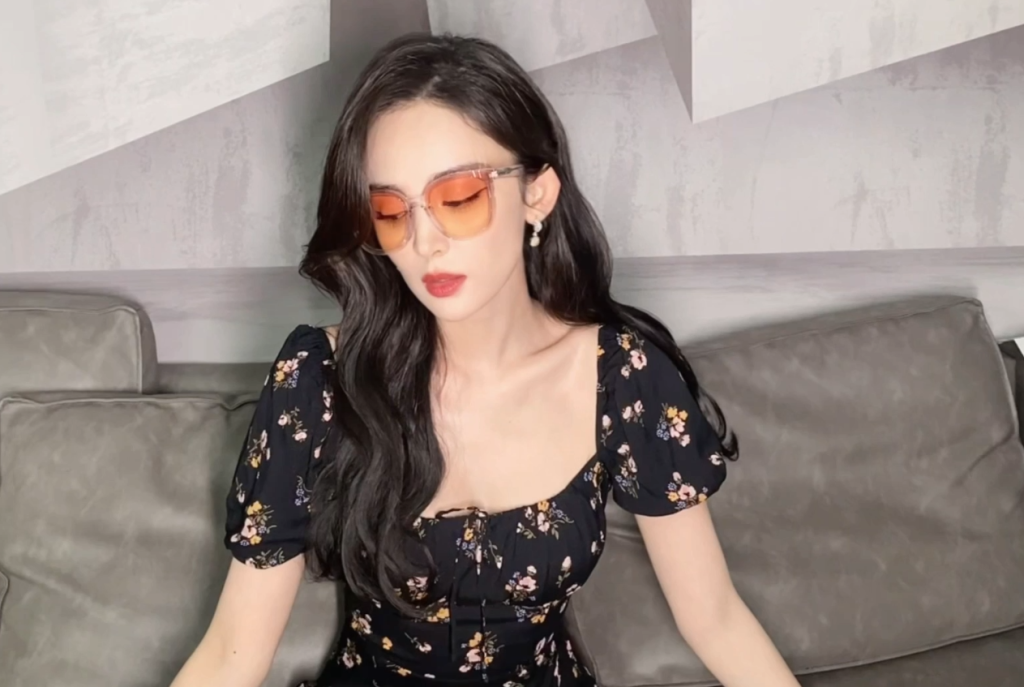 娜扎穿碎花裙戴墨镜 肤白貌美颜值能打 