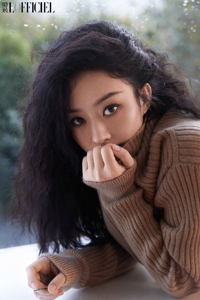 赵丽颖杂志羊毛卷造型吸睛 穿吊带裙秀曲线 