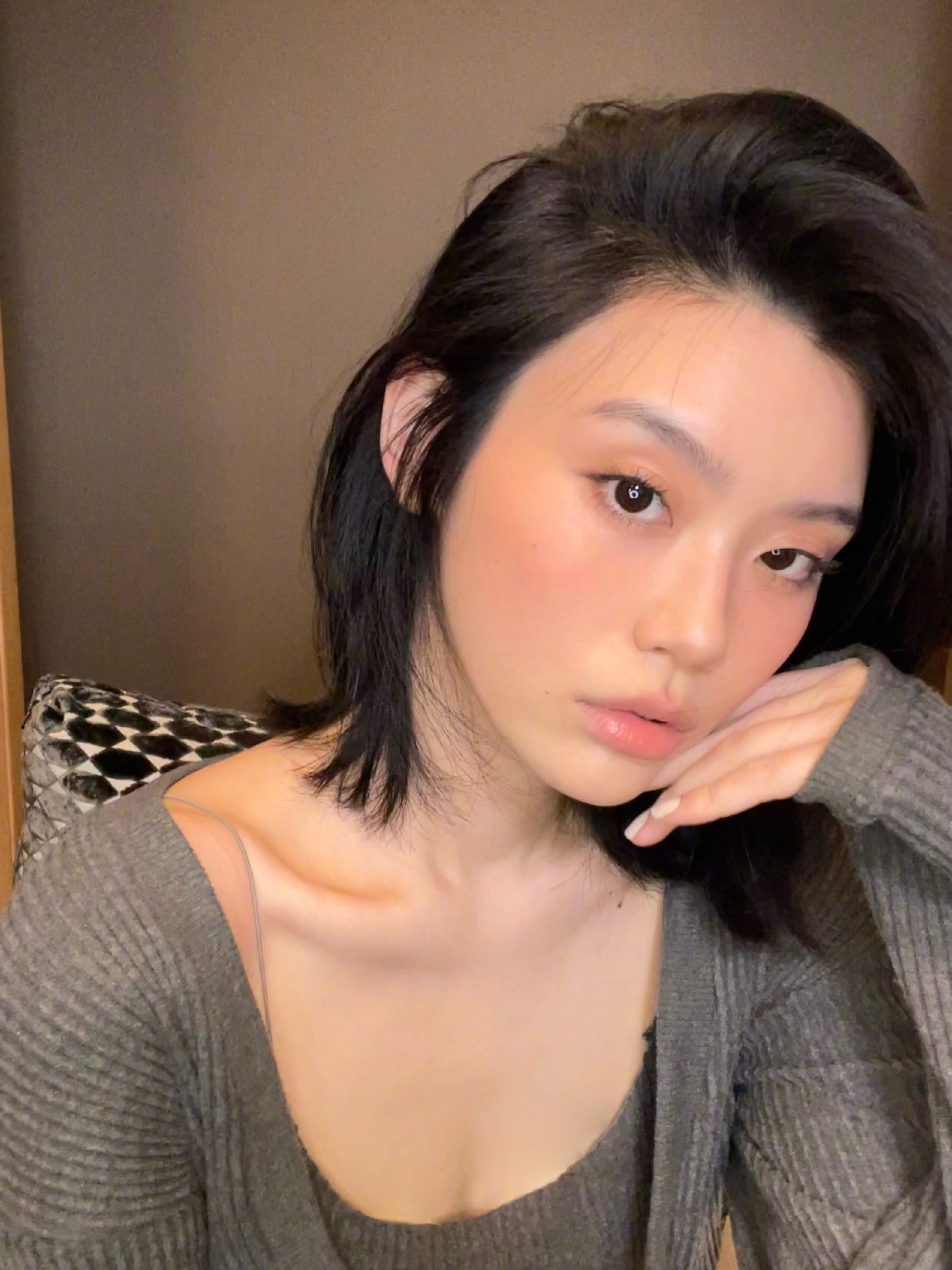奚梦瑶晒近照状态上佳 穿灰针织衫小秀性感 