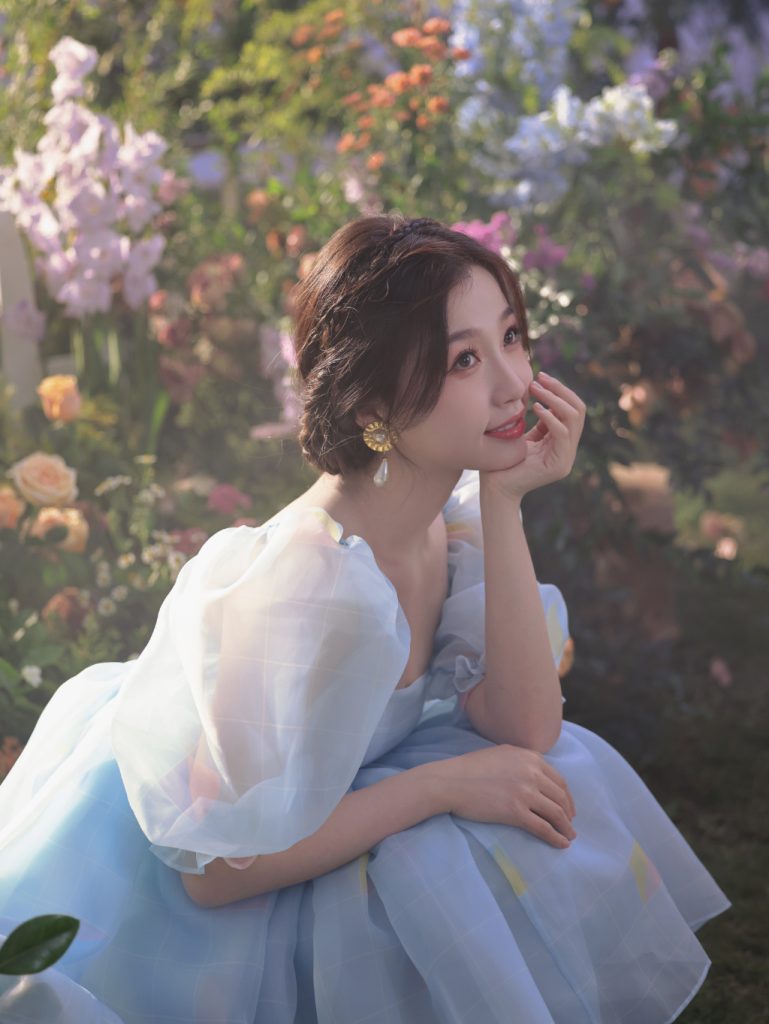 虞书欣穿蓝色纱裙俏皮灵动 轻吻鲜花似仙女 
