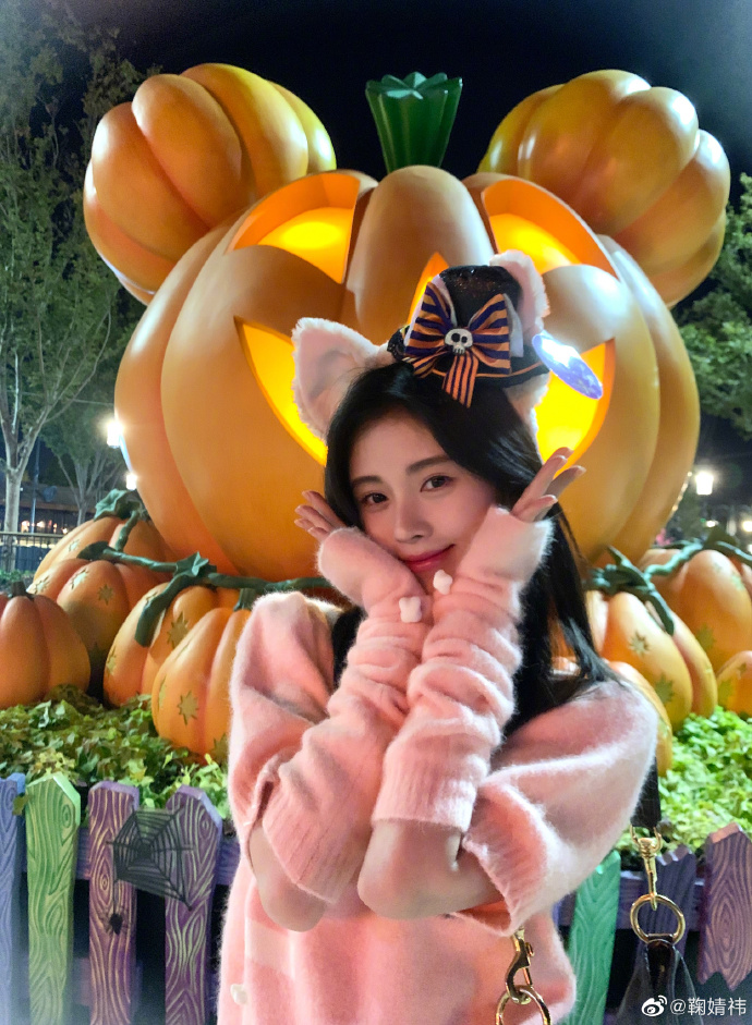 鞠婧祎晒出游照 穿粉毛衣双手捧脸卖萌 