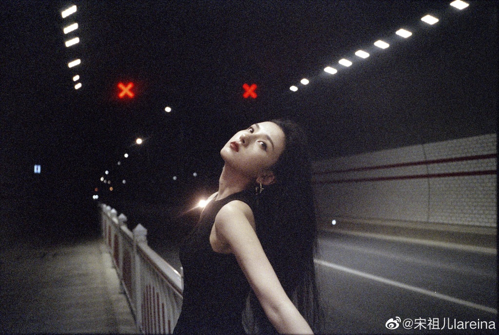 宋祖儿在隧道内拍美照 黑发红唇眼神忧郁 