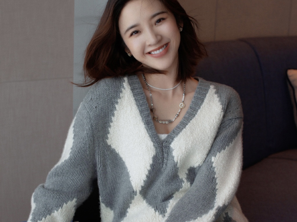 唐艺昕秋日照温柔可爱 笑容甜美少女感十足 