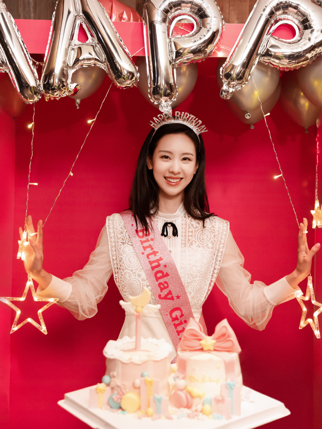陈都灵生日照曝光 粉红布景少女心爆棚 