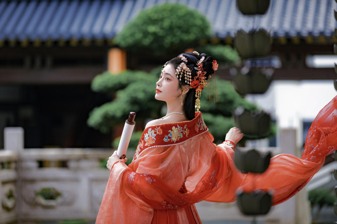 许佳琪汉服造型惊艳 一袭红衣温婉大气 